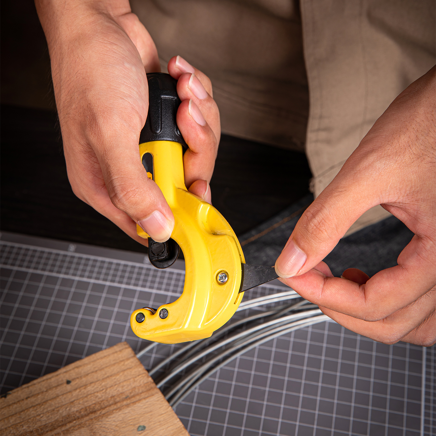 Metal Pipe Cutter 332mm Deli Tools